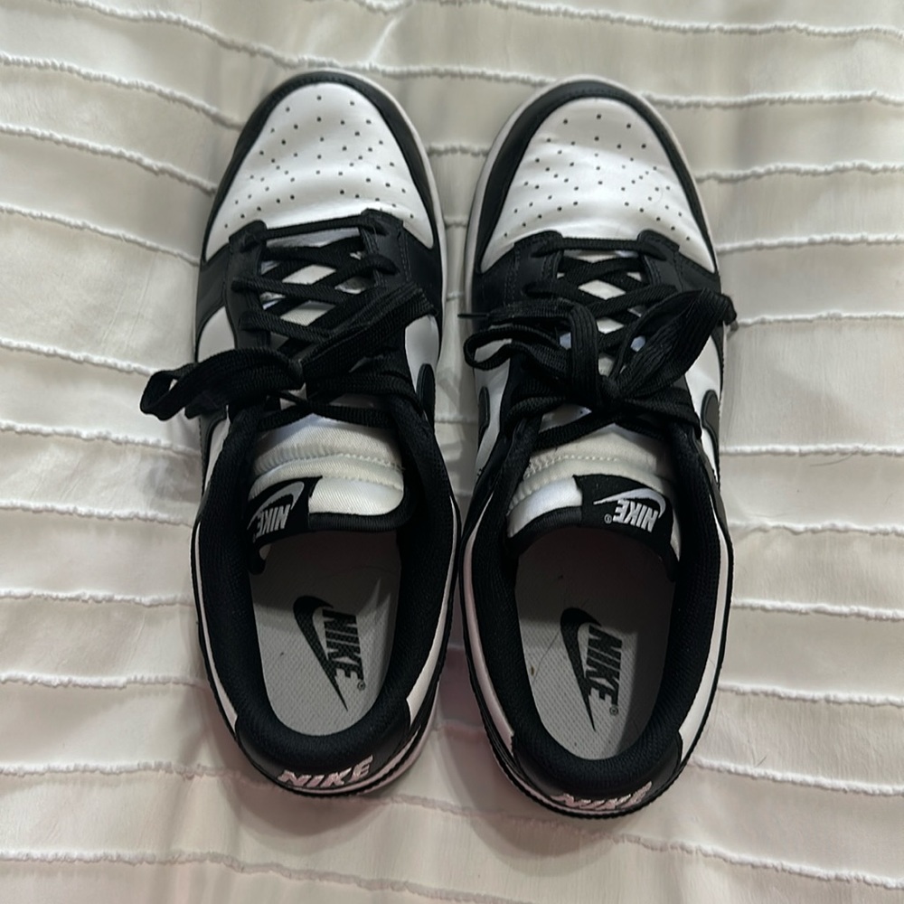 Tennis shoes